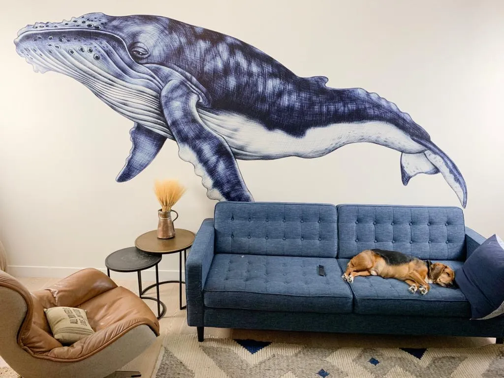 Muurprint met walvisdesign in modern interieur