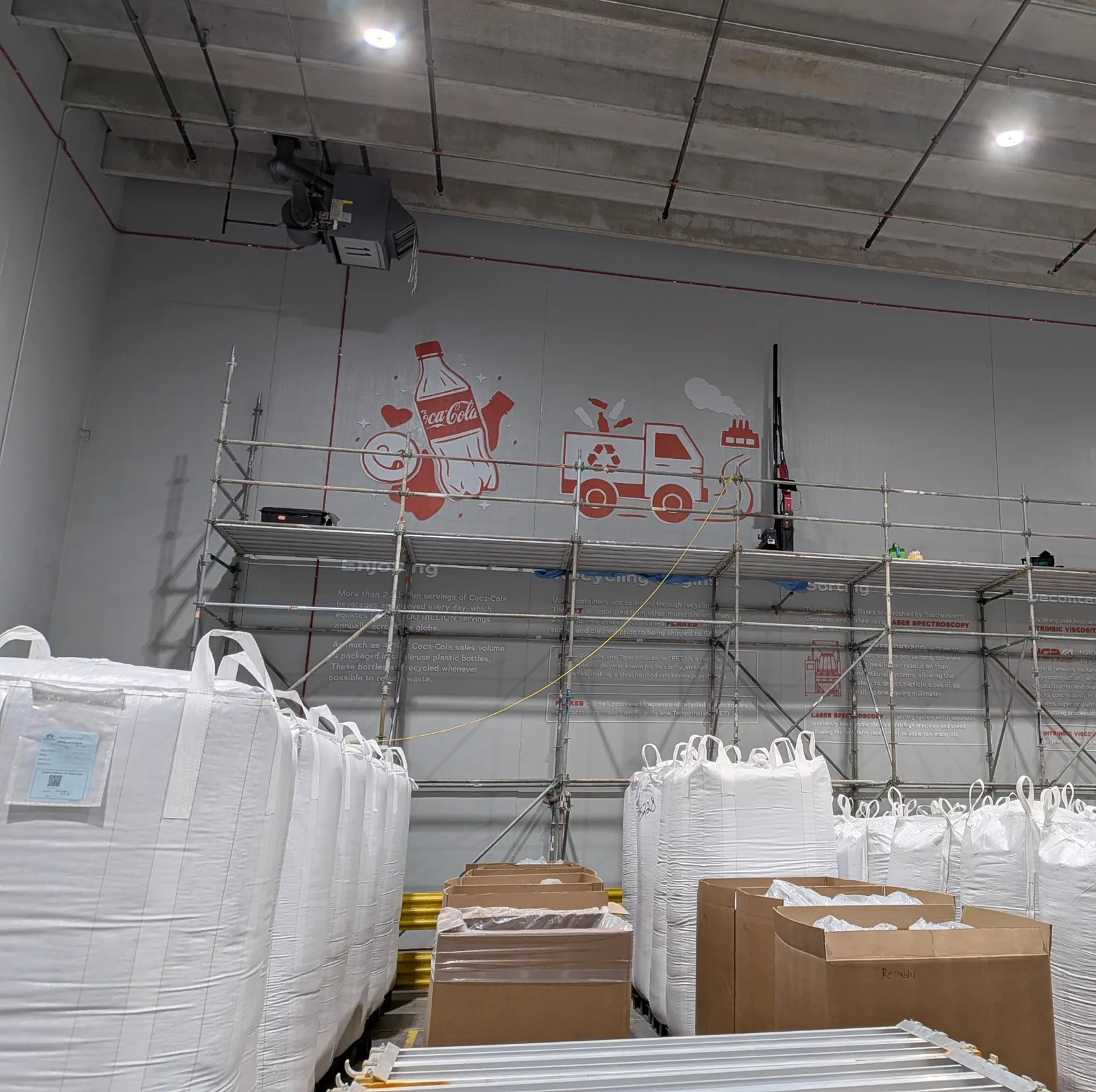 Procesvisuals op industriële wand