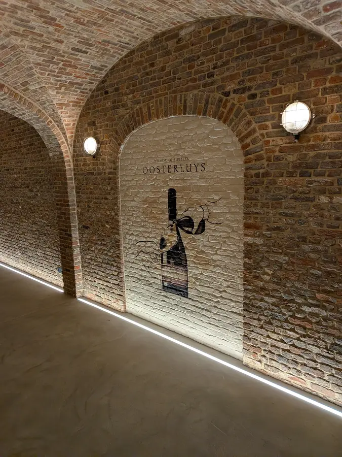 Between the arches and the wall lamps